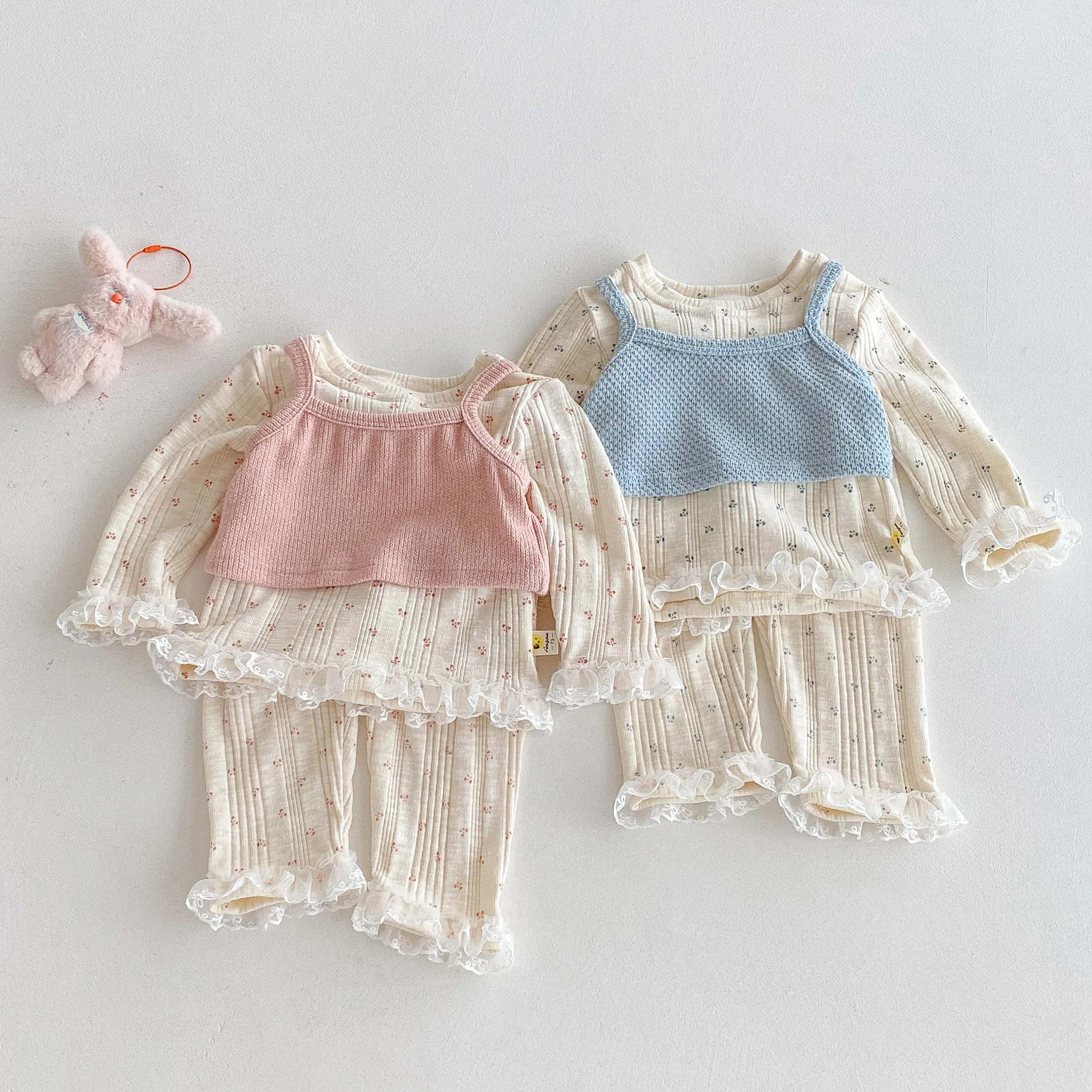 The 2025 Autumn New Infant and Toddler Set, a Three-Piece Outerwear, Undershirt, Underpants and Vest for Girls Going Out