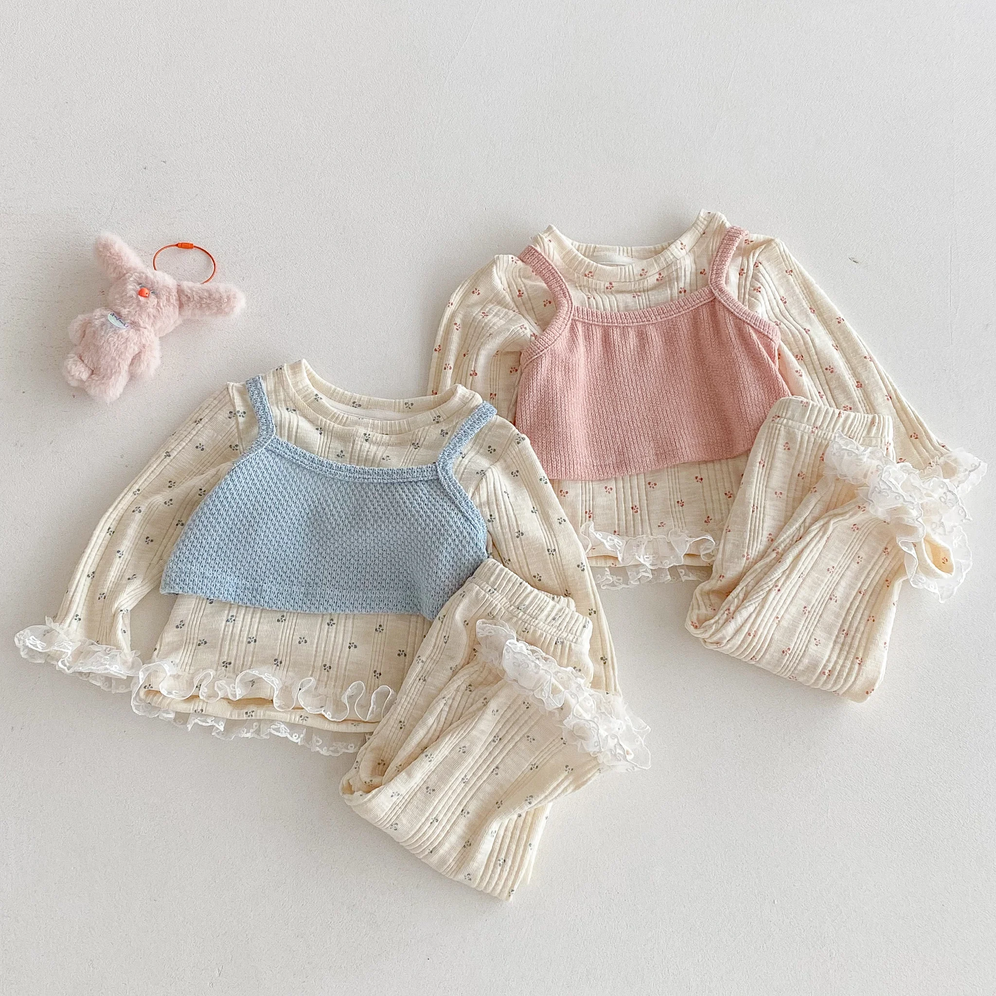 The 2025 Autumn New Infant and Toddler Set, a Three-Piece Outerwear, Undershirt, Underpants and Vest for Girls Going Out