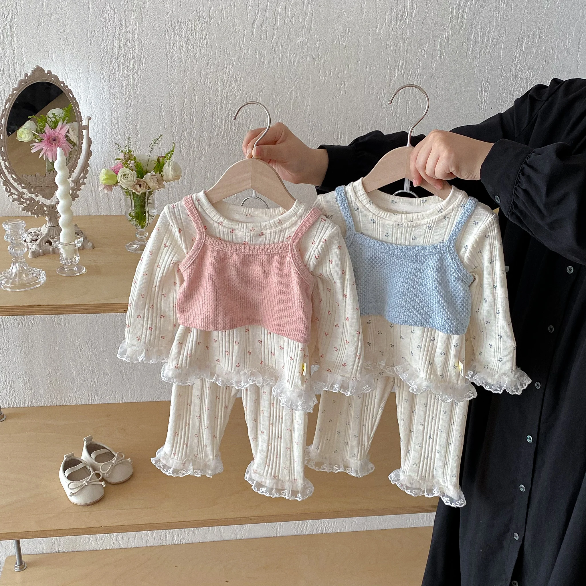The 2025 Autumn New Infant and Toddler Set, a Three-Piece Outerwear, Undershirt, Underpants and Vest for Girls Going Out