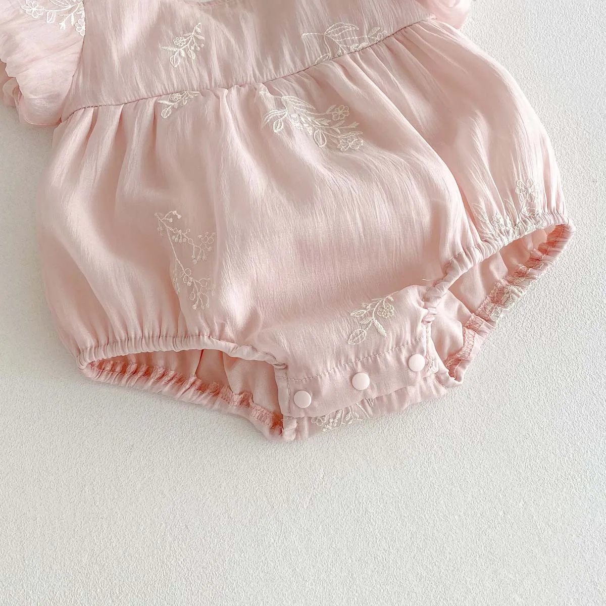 Summer new baby girl jumpsuit cute bubble sleeve embroidered cotton jumpsuit, comfortable children's clothing suitable for 0-2 y