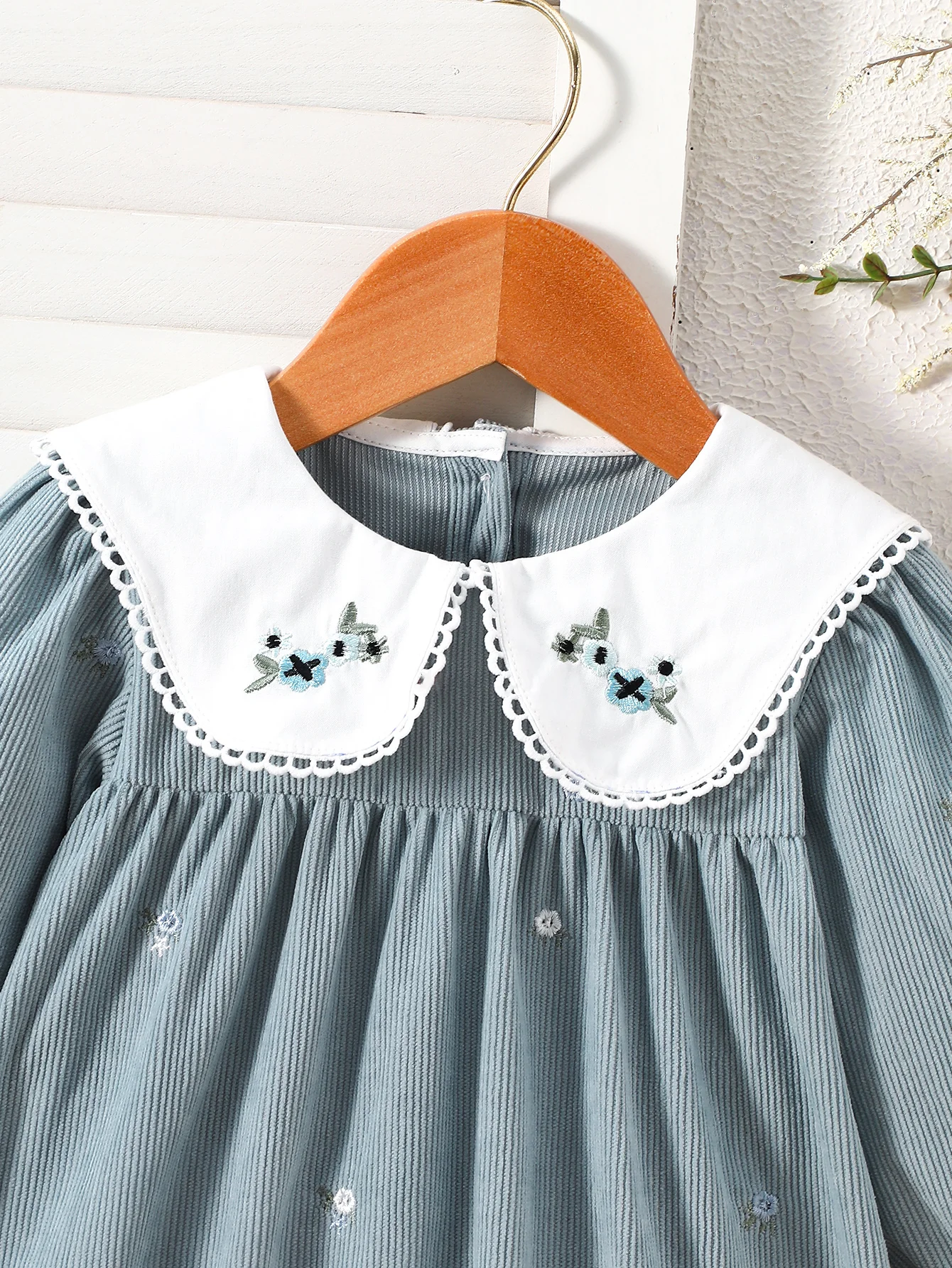 1-Piece Corduroy Floral Embroidery Dress for Toddlers and Young Children, Color-Blocking Embroidered Collar, Long-Sleeve Girls' Dress for Spring, Autumn, and Winter, Versatile Casual Style Girls' Clothing