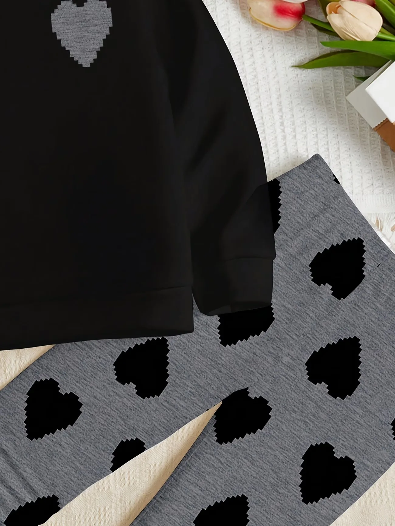 Fashion Girls 2 Pack Heart Graphic Sweatshirt Set Black Crewneck Top & Grey Heart Leggings Street Style