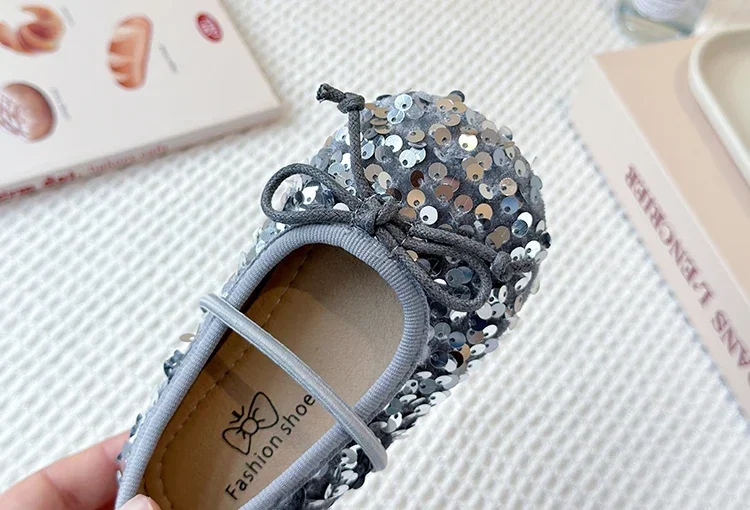 Girls' Shoes 2025 Spring New Fashion Little Girl Sequin Princess Shoes Soft Sole Girls' Shallow Mouth Single Shoes Breathable