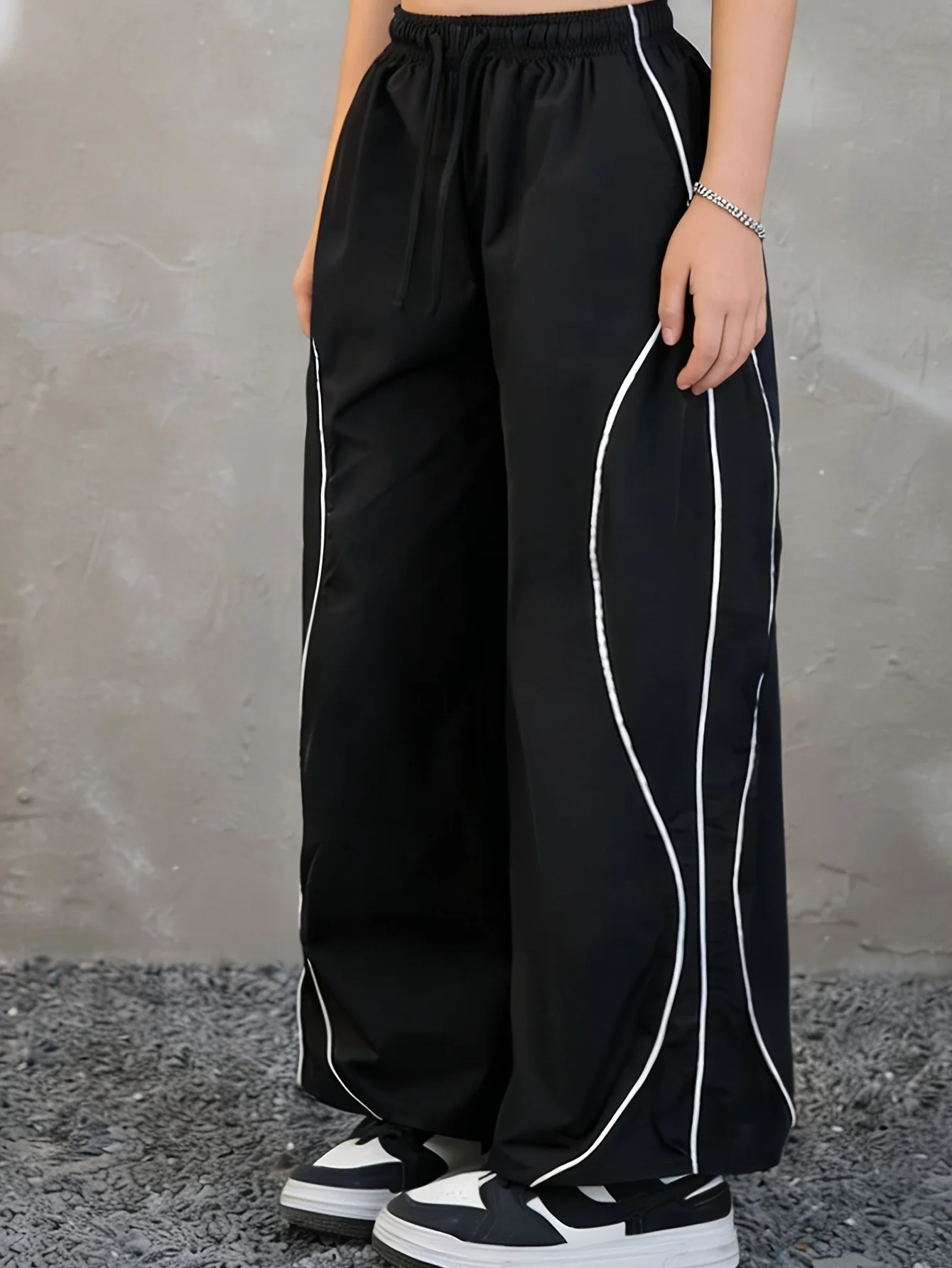Summer Street Style Casual Outfit for Teenage Girls: Black T-Shirt + Color-Blocked Wide-Leg Pants Two-Piece Set, Stylish and Fashionable, Suitable for Children Aged 5-13, Versatile for Home, Leisure, and Outings