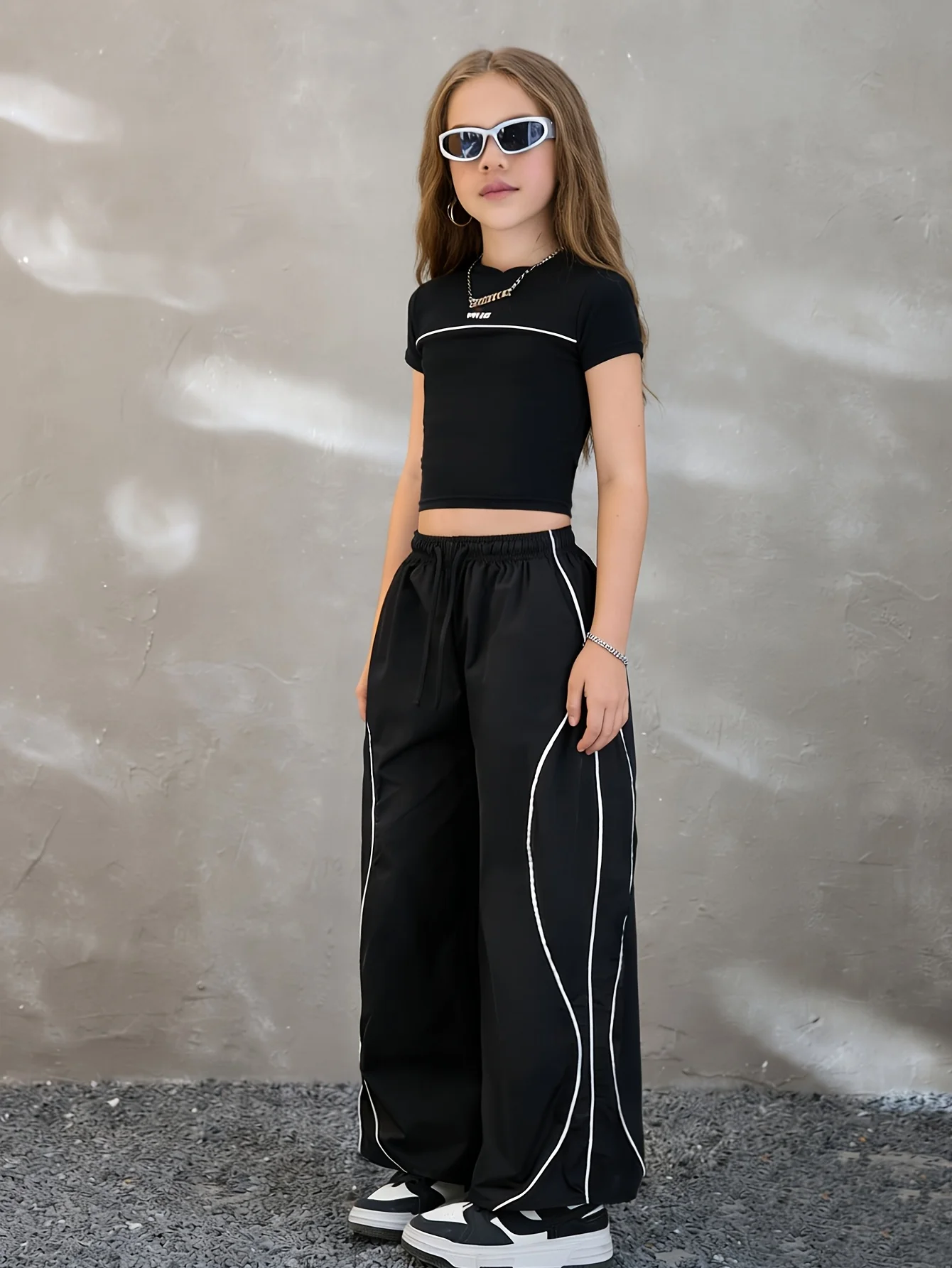 Summer Street Style Casual Outfit for Teenage Girls: Black T-Shirt + Color-Blocked Wide-Leg Pants Two-Piece Set, Stylish and Fashionable, Suitable for Children Aged 5-13, Versatile for Home, Leisure, and Outings