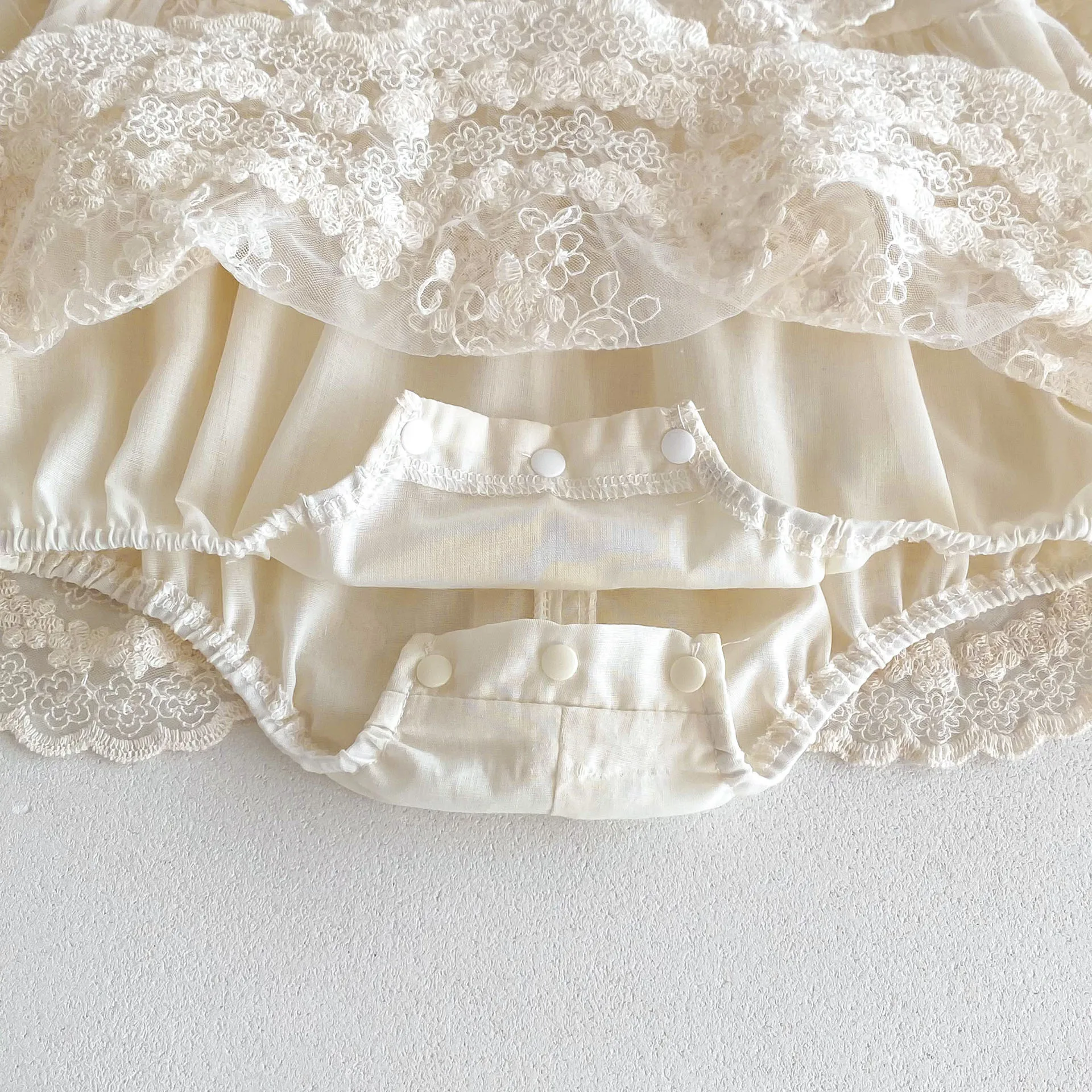 2026 Baby Girl Princess Dress 0-24M Vintage Lace Embroidered Ruffled Collar Romper Dress with Snap Closure Formal Party Dress