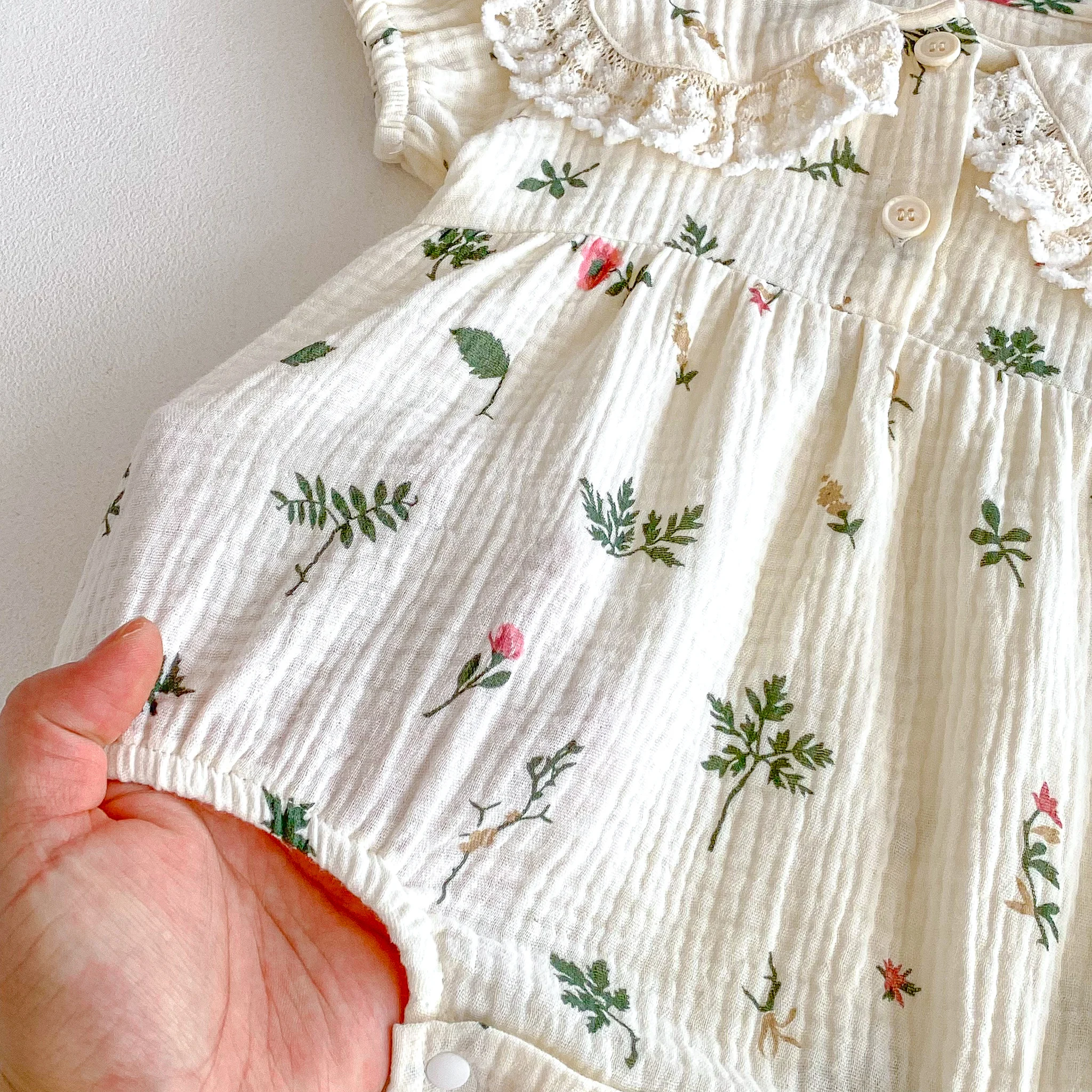 Summer 2026 New Style Baby Girls' Fashionable Crawling Suits, Short Sleeve, with Flower Prints and Flap Collar for Toddlers