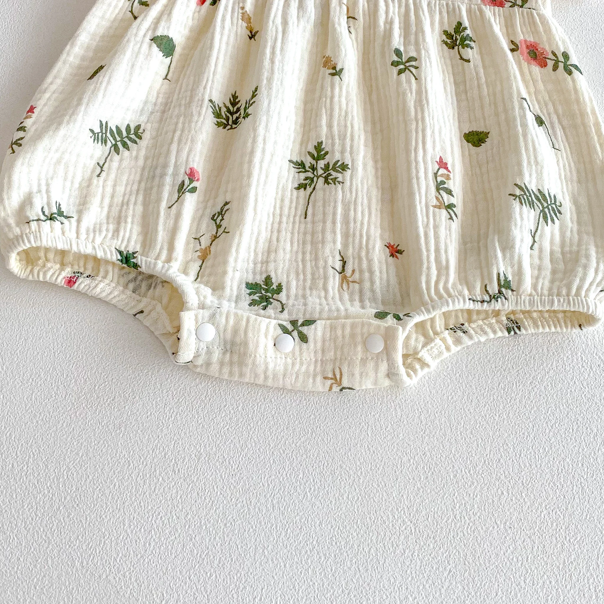 Summer 2026 New Style Baby Girls' Fashionable Crawling Suits, Short Sleeve, with Flower Prints and Flap Collar for Toddlers