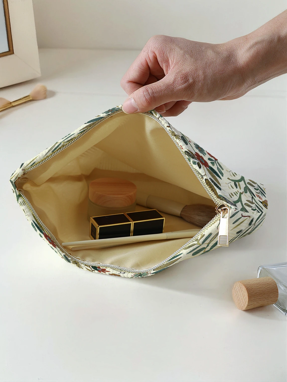 1pc, Branch Bird Pattern Corduroy Zipper Makeup Bag, Lightweight and Multifunctional Cosmetic Storage Bag