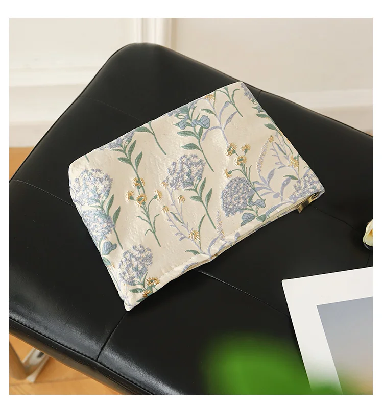 Blue Bouquet Women Makeup Bag, Large Capacity Canvas Toiletry Bag-for Sanitary Napkin & Makeup Supplies Storage,Travel Organizer