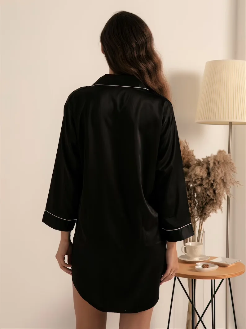 Matching Bridal Party Night Shirts Wedding Outfit for Bridesmaids Custom Name Bridesmaid Pajamas Sleep Shirts Satin Robe Pjs