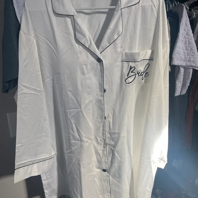 Matching Bridal Party Night Shirts Wedding Outfit for Bridesmaids Custom Name Bridesmaid Pajamas Sleep Shirts Satin Robe Pjs