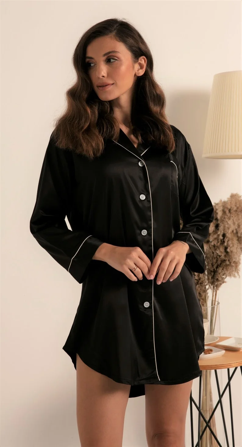 Matching Bridal Party Night Shirts Wedding Outfit for Bridesmaids Custom Name Bridesmaid Pajamas Sleep Shirts Satin Robe Pjs
