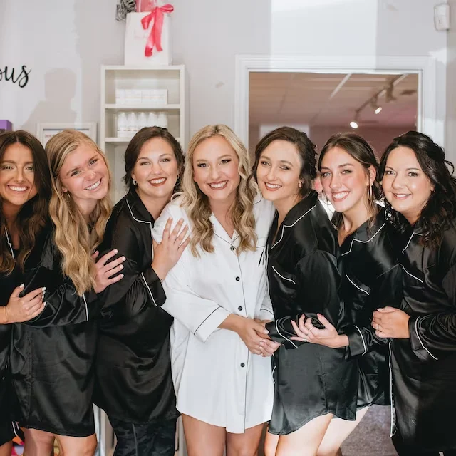 Matching Bridal Party Night Shirts Wedding Outfit for Bridesmaids Custom Name Bridesmaid Pajamas Sleep Shirts Satin Robe Pjs