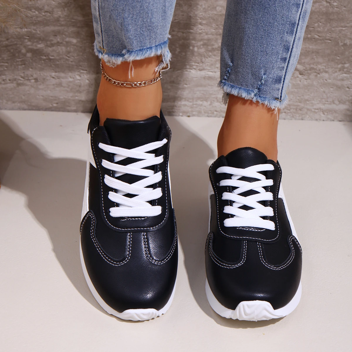 2025 Spring New Women Sneakers Comfortable Outdoor Fashion Versatile Flat Casual Sneakers Lace Up Women Sports Shoes Plus Size