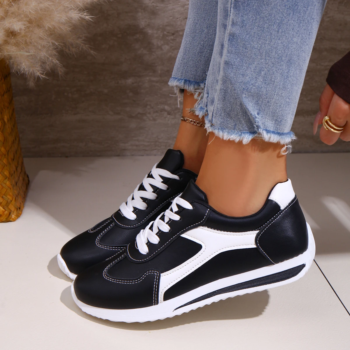 2025 Spring New Women Sneakers Comfortable Outdoor Fashion Versatile Flat Casual Sneakers Lace Up Women Sports Shoes Plus Size