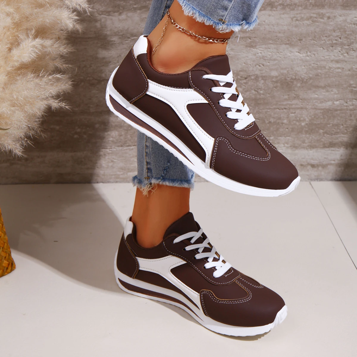 2025 Spring New Women Sneakers Comfortable Outdoor Fashion Versatile Flat Casual Sneakers Lace Up Women Sports Shoes Plus Size