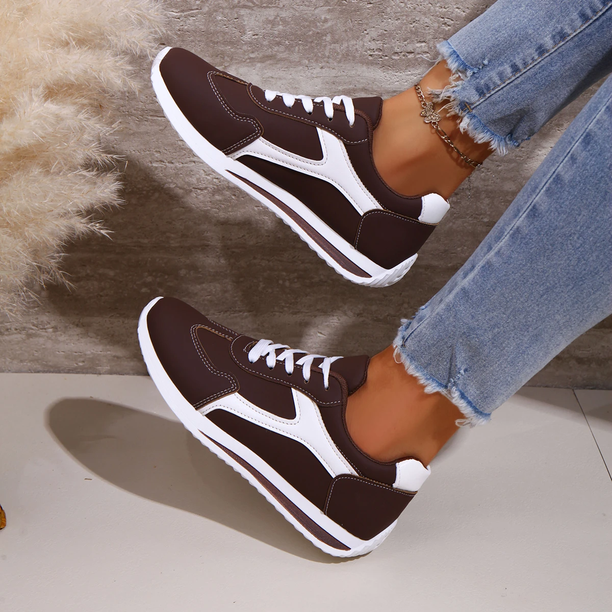 2025 Spring New Women Sneakers Comfortable Outdoor Fashion Versatile Flat Casual Sneakers Lace Up Women Sports Shoes Plus Size