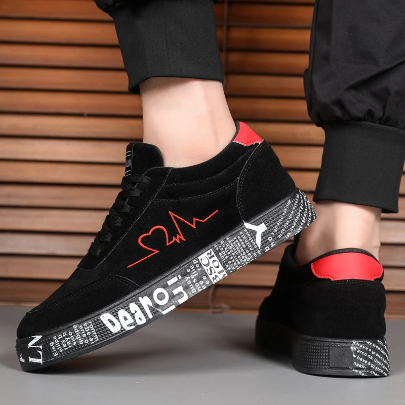 Men's lightweight casual sneakers. Everyday outdoor running and skate shoes for men. Colors: black and red. Sizes: 39 to 48.