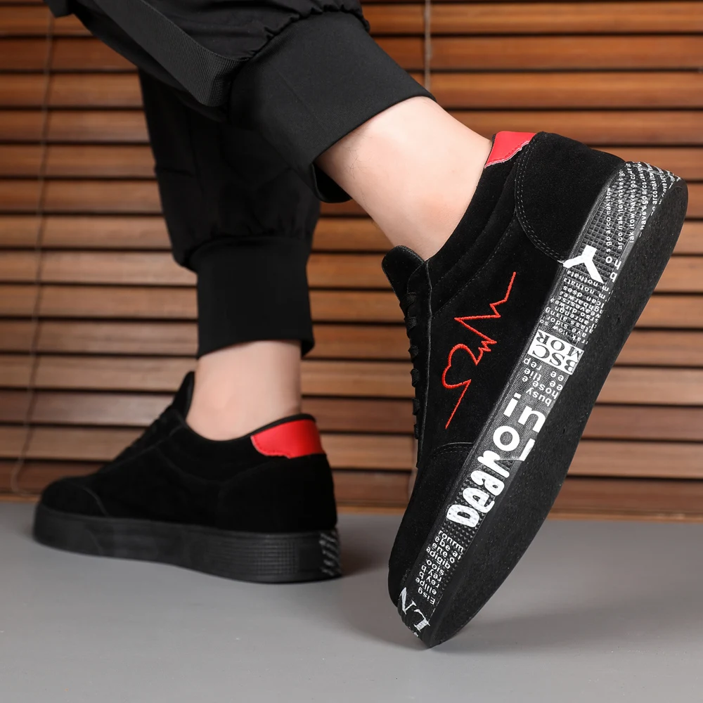 Men's lightweight casual sneakers. Everyday outdoor running and skate shoes for men. Colors: black and red. Sizes: 39 to 48.