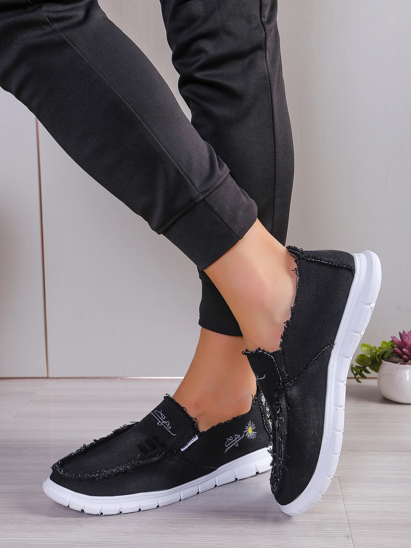 Canvas Slip-On Flats, Frayed Cut Collar Trim, Daisy Vine Stitch Graphic Diamond Lattice White Outsole Commute Lifestyle Shoes