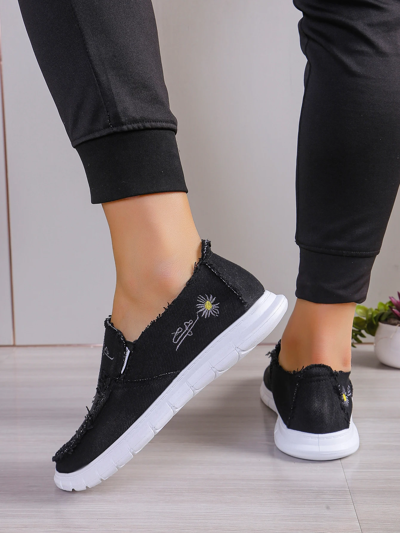 Canvas Slip-On Flats, Frayed Cut Collar Trim, Daisy Vine Stitch Graphic Diamond Lattice White Outsole Commute Lifestyle Shoes