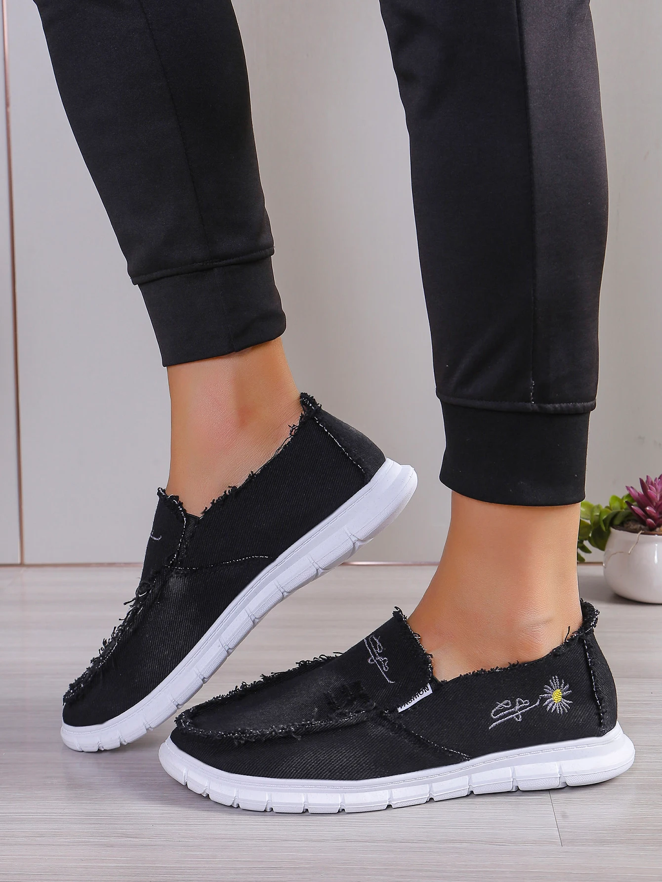 Canvas Slip-On Flats, Frayed Cut Collar Trim, Daisy Vine Stitch Graphic Diamond Lattice White Outsole Commute Lifestyle Shoes