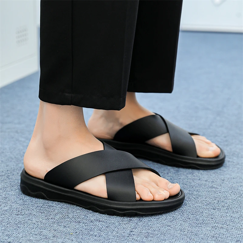 Men's Fashionable Summer Clogs Non-Slip Thick Sole Wear-Resistant Lightweight Comfortable Slip-On Slippers Beach Casual Sandals