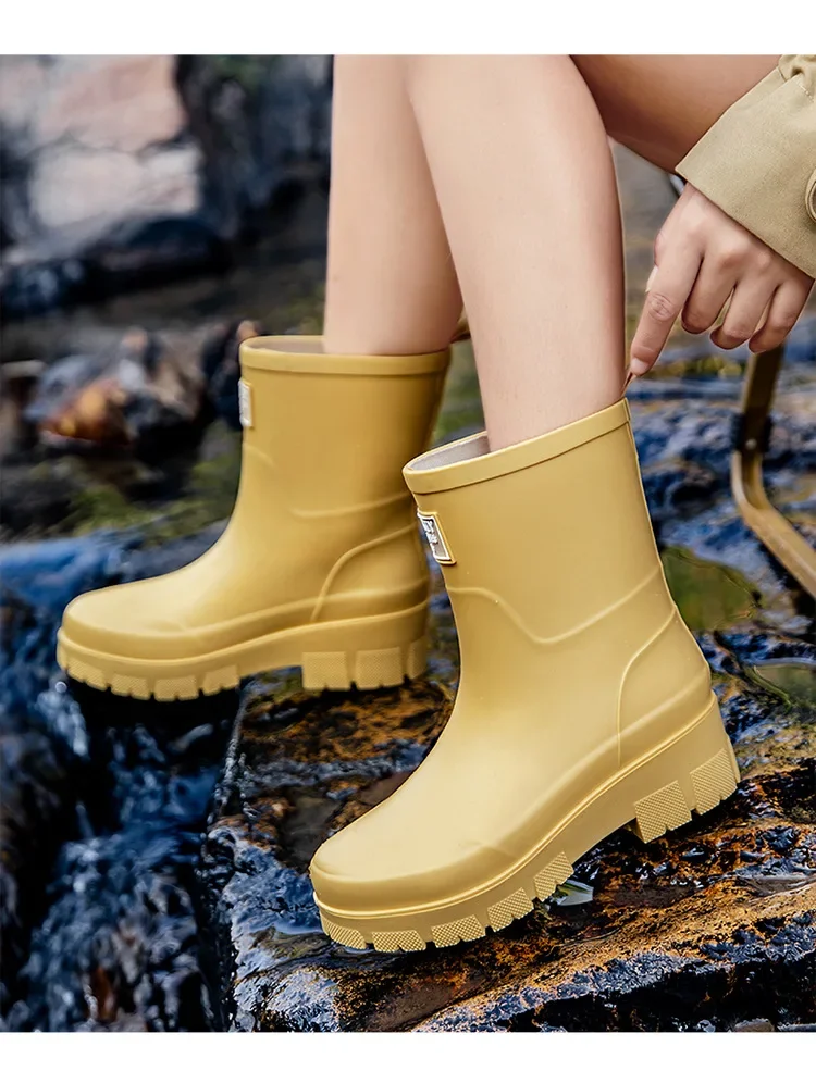 2026Fashionable Korean Women's Mid-Calf Rain Boots Thick Bottom Wear-Resistant Anti-Slip Waterproof Car Wash Shoes Water-Proof