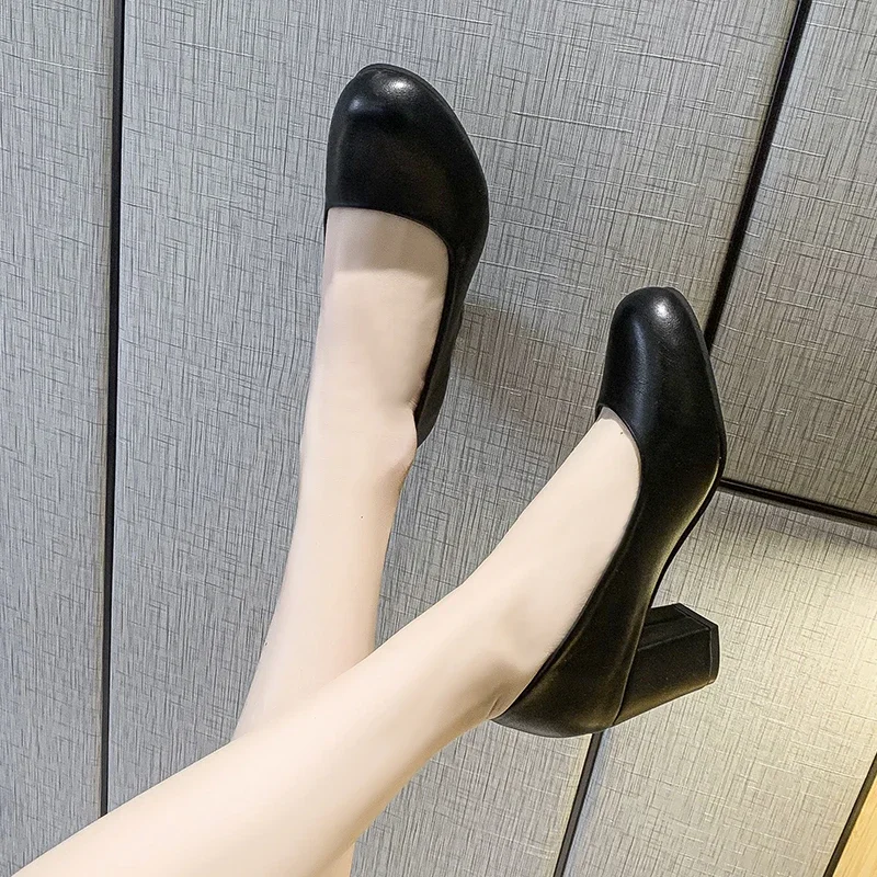 2026 Spring Autumn Large Size Single Shoes Women's Shallow Mouth Fashion Solid Color Simple and Comfortable Small Leather Shoes