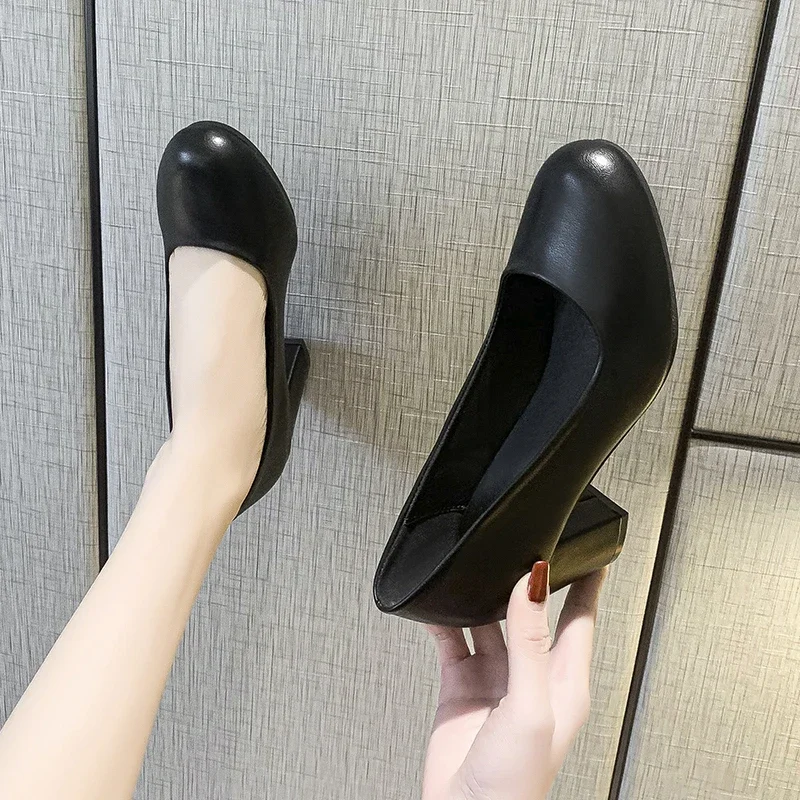 2026 Spring Autumn Large Size Single Shoes Women's Shallow Mouth Fashion Solid Color Simple and Comfortable Small Leather Shoes