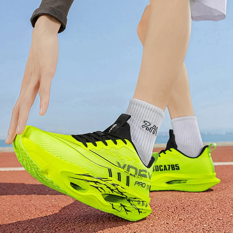 Men's casual sports shoes with carbon plate for running assistance, breathable mesh, comfortable low-top lace-up trail running shoes, zero drop thick sole, slow rebound, non-slip, suitable for gym jogging and camping