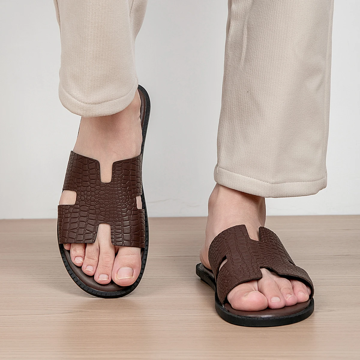 Men's Fashion Cool Slippers Are Suitable for Daily Home Bathroom Outdoor Leisure Sandals Breathable Men's Cool Slippers