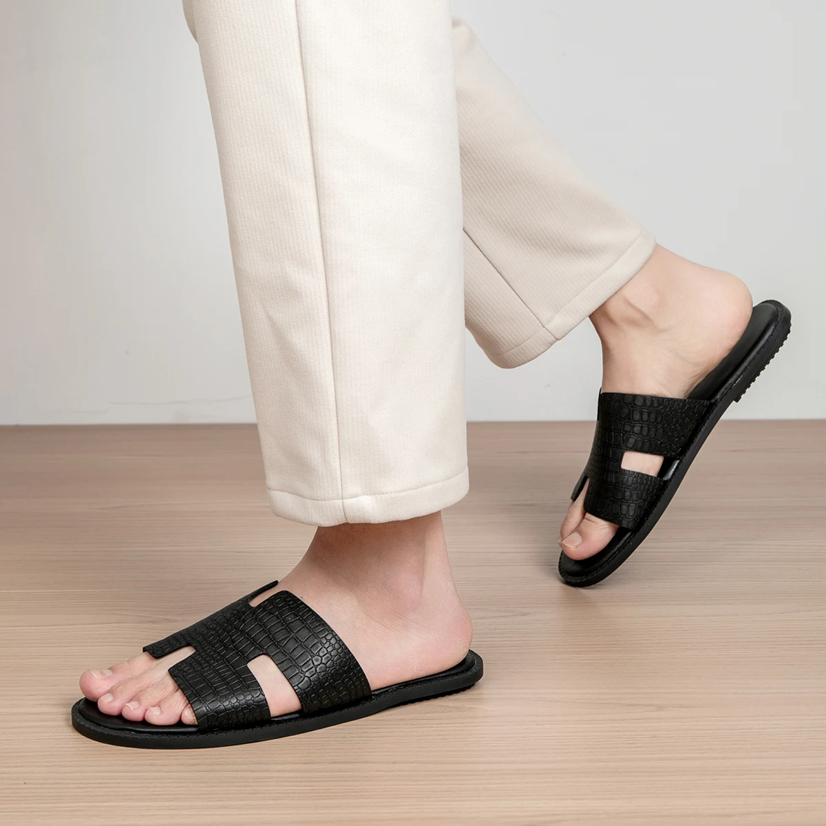 Men's Fashion Cool Slippers Are Suitable for Daily Home Bathroom Outdoor Leisure Sandals Breathable Men's Cool Slippers