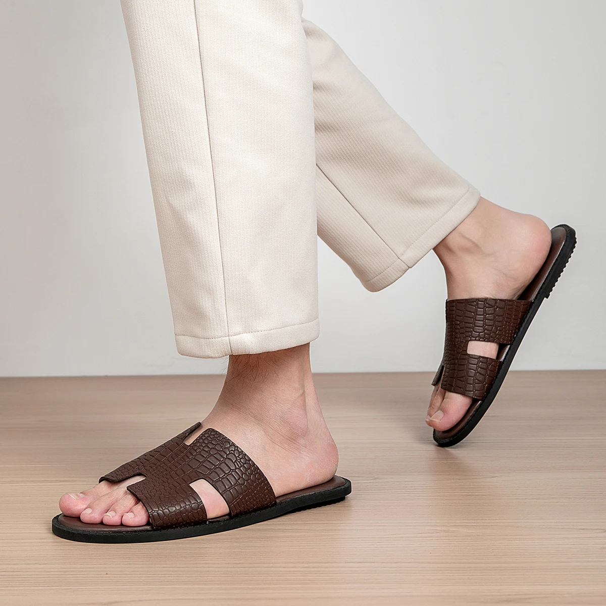 Men's Fashion Cool Slippers Are Suitable for Daily Home Bathroom Outdoor Leisure Sandals Breathable Men's Cool Slippers
