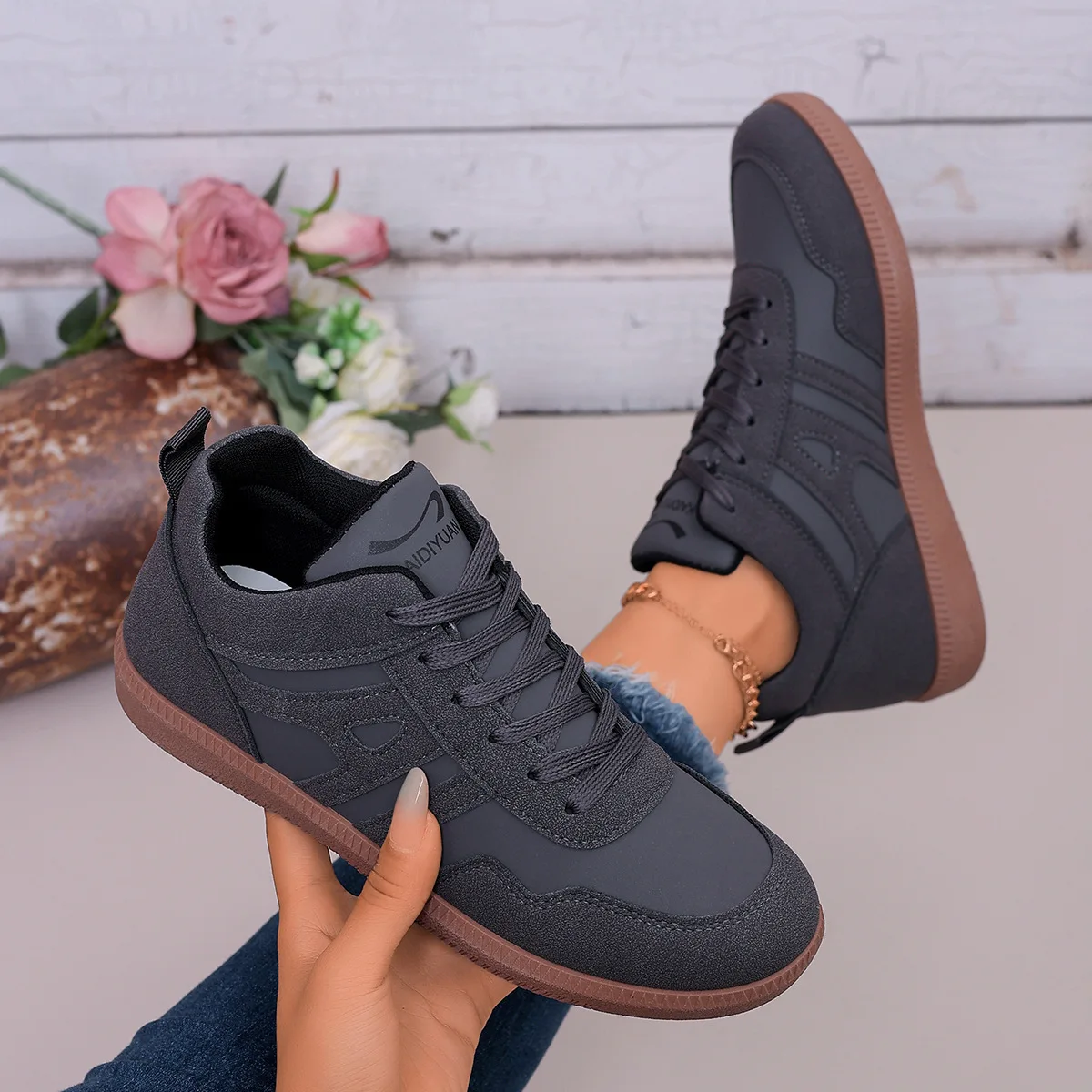 New 2026 Ladies Black Soft-soled Comfortable Sneakers Women's Leisure Joker Walking Shoes Tenis Feminino Zapatillas Mujer
