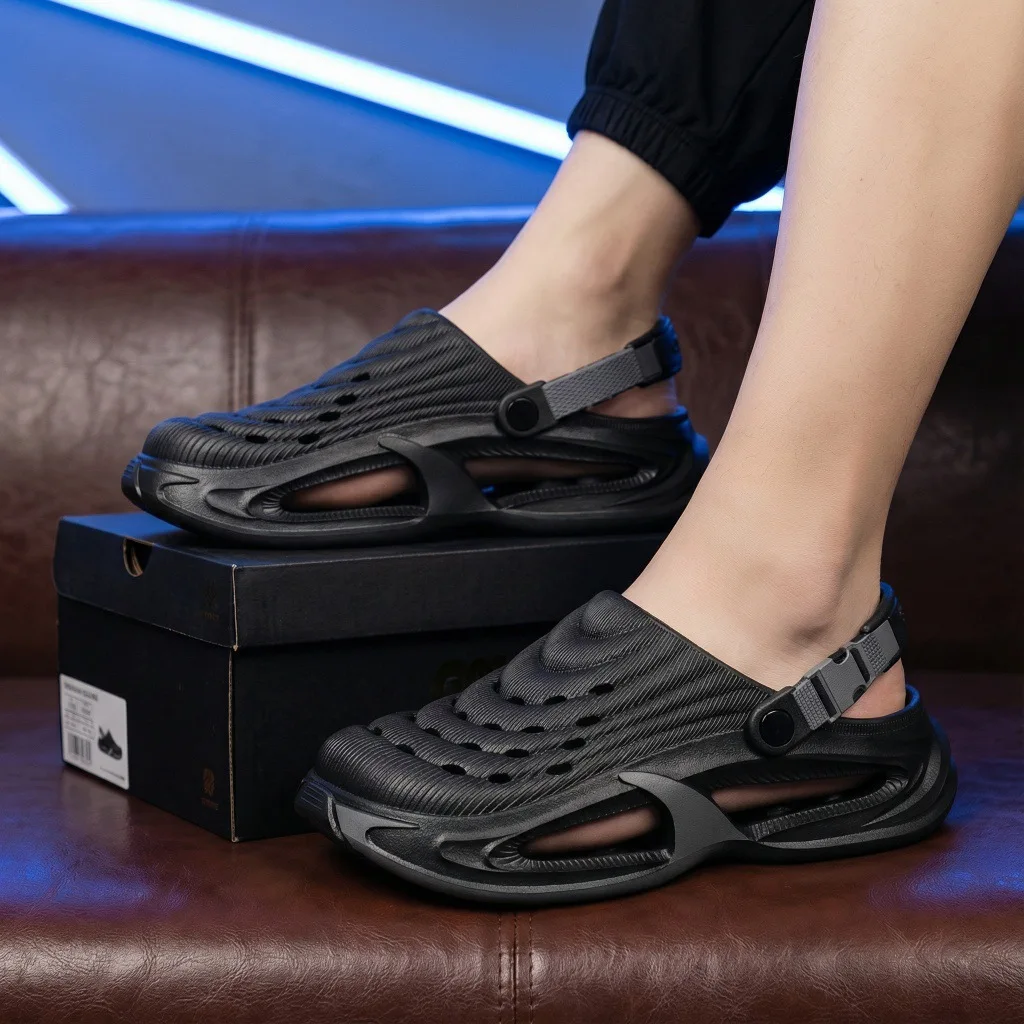 New hole shoes for men in summer, thick soled, non slip, breathable driving sandals, durable and fashionable beach shoes