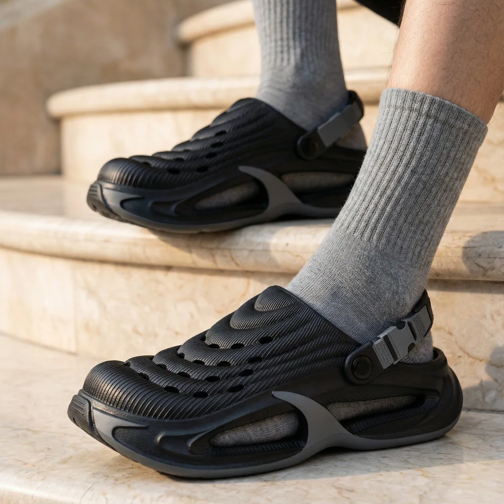 New hole shoes for men in summer, thick soled, non slip, breathable driving sandals, durable and fashionable beach shoes