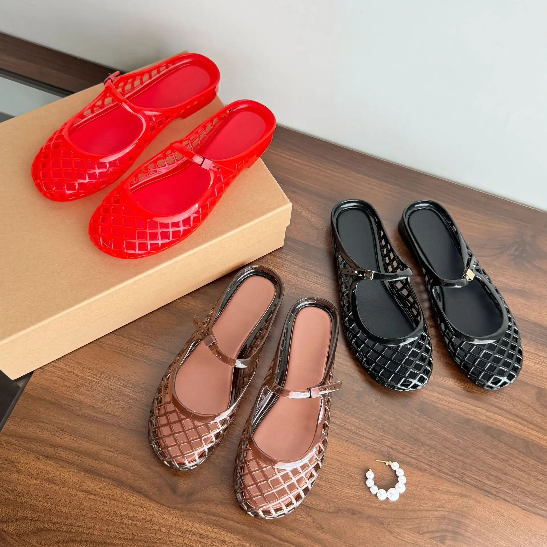 Hollow out jelly shoes with a single toe cap, half trailer, crystal shoes, one foot kick, perforated sandals