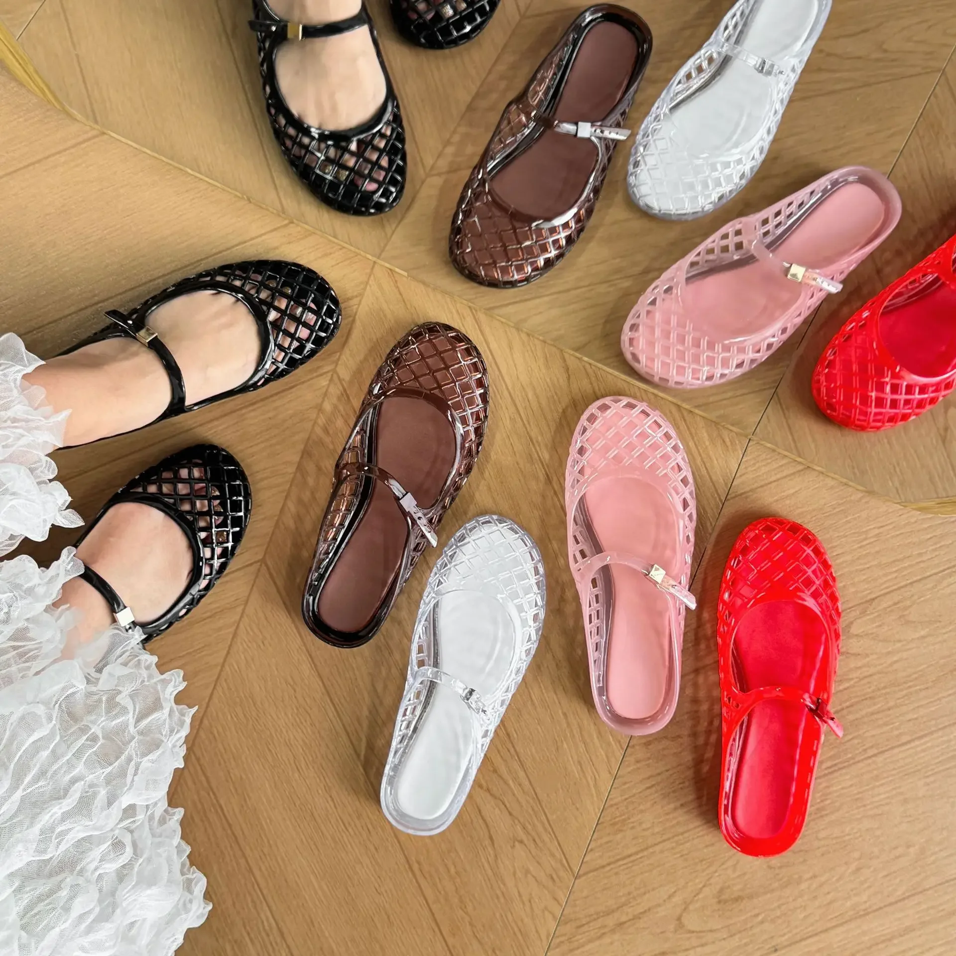 Hollow out jelly shoes with a single toe cap, half trailer, crystal shoes, one foot kick, perforated sandals