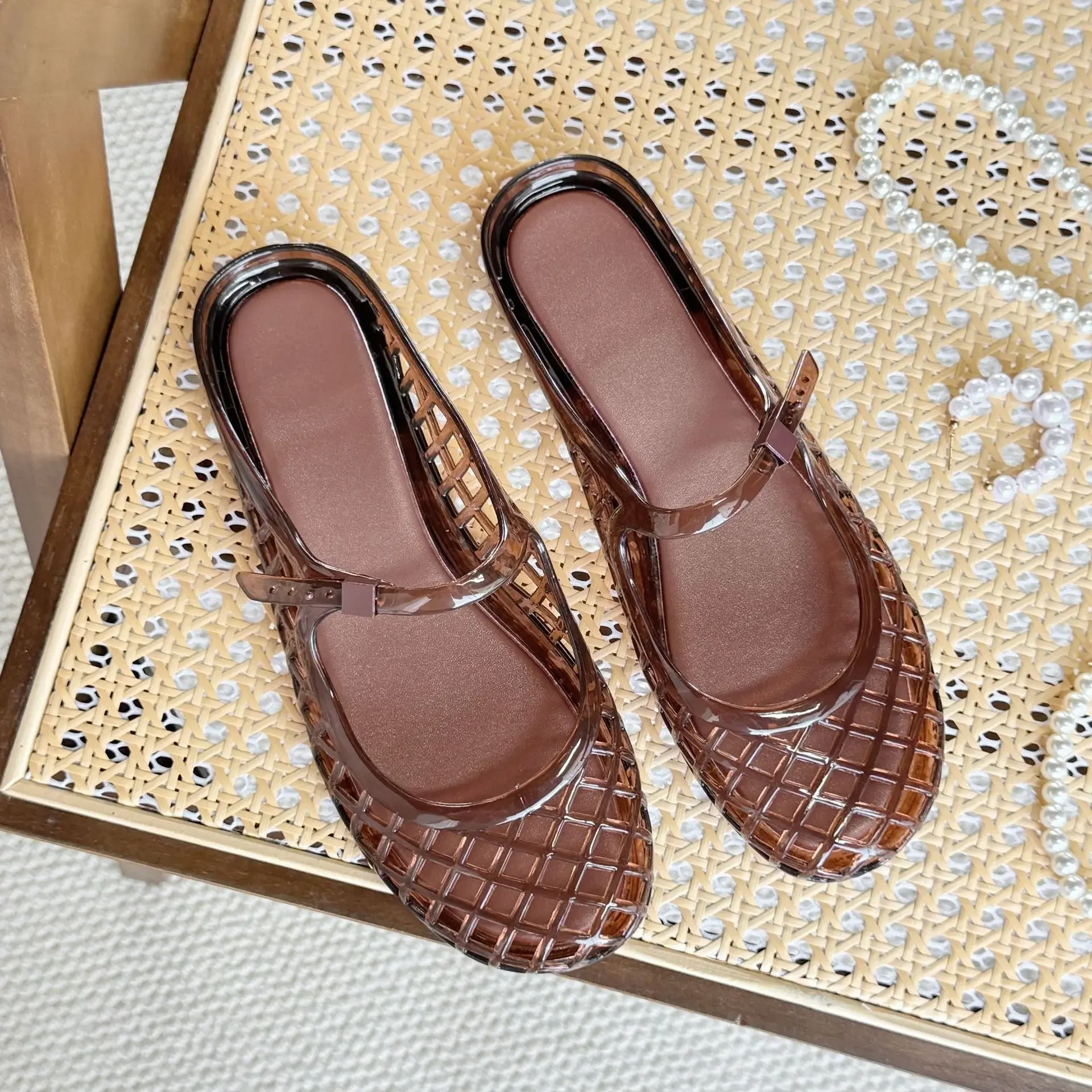Hollow out jelly shoes with a single toe cap, half trailer, crystal shoes, one foot kick, perforated sandals