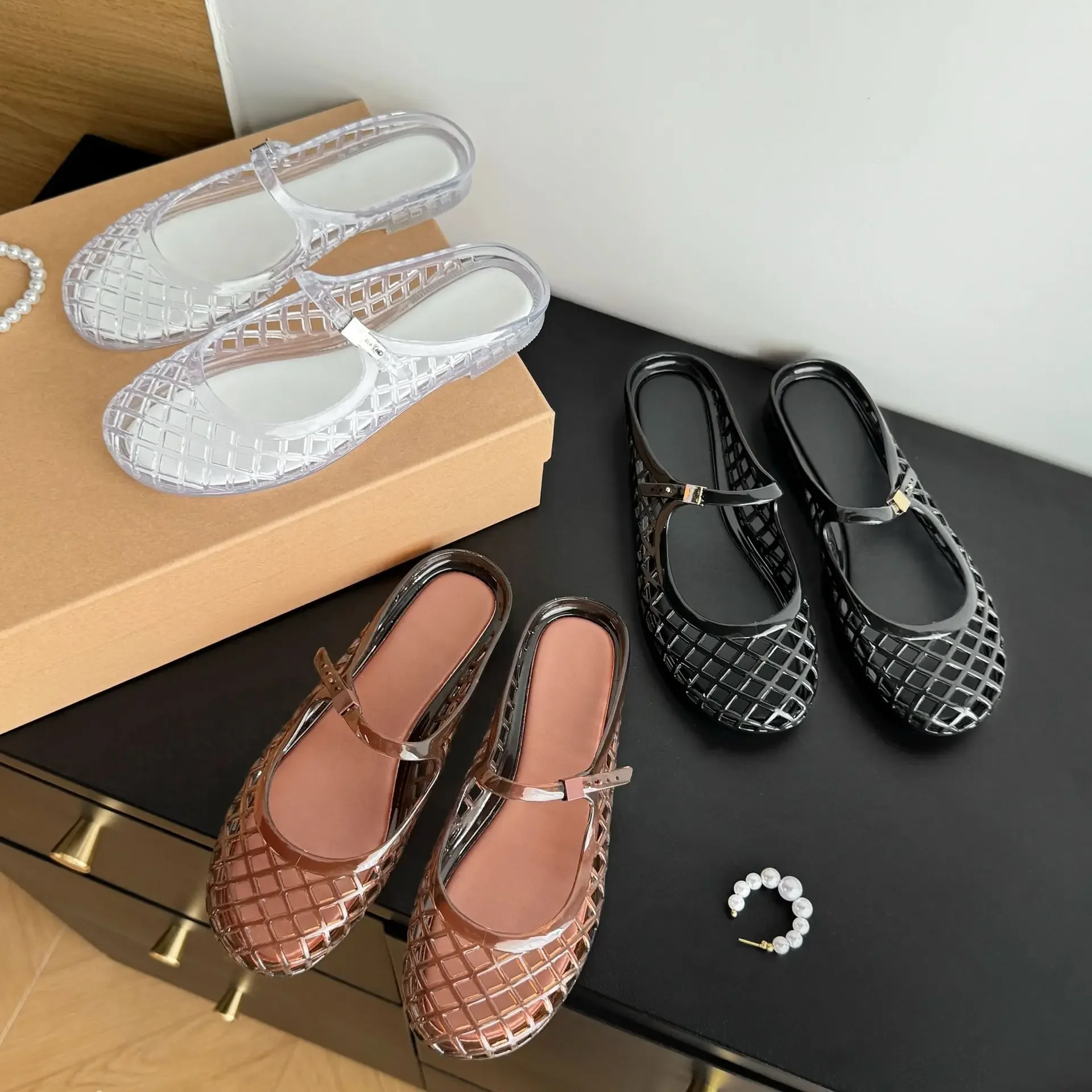 Hollow out jelly shoes with a single toe cap, half trailer, crystal shoes, one foot kick, perforated sandals