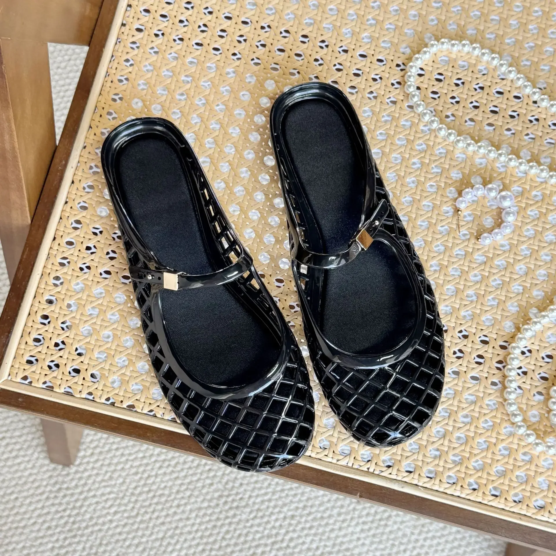 Hollow out jelly shoes with a single toe cap, half trailer, crystal shoes, one foot kick, perforated sandals