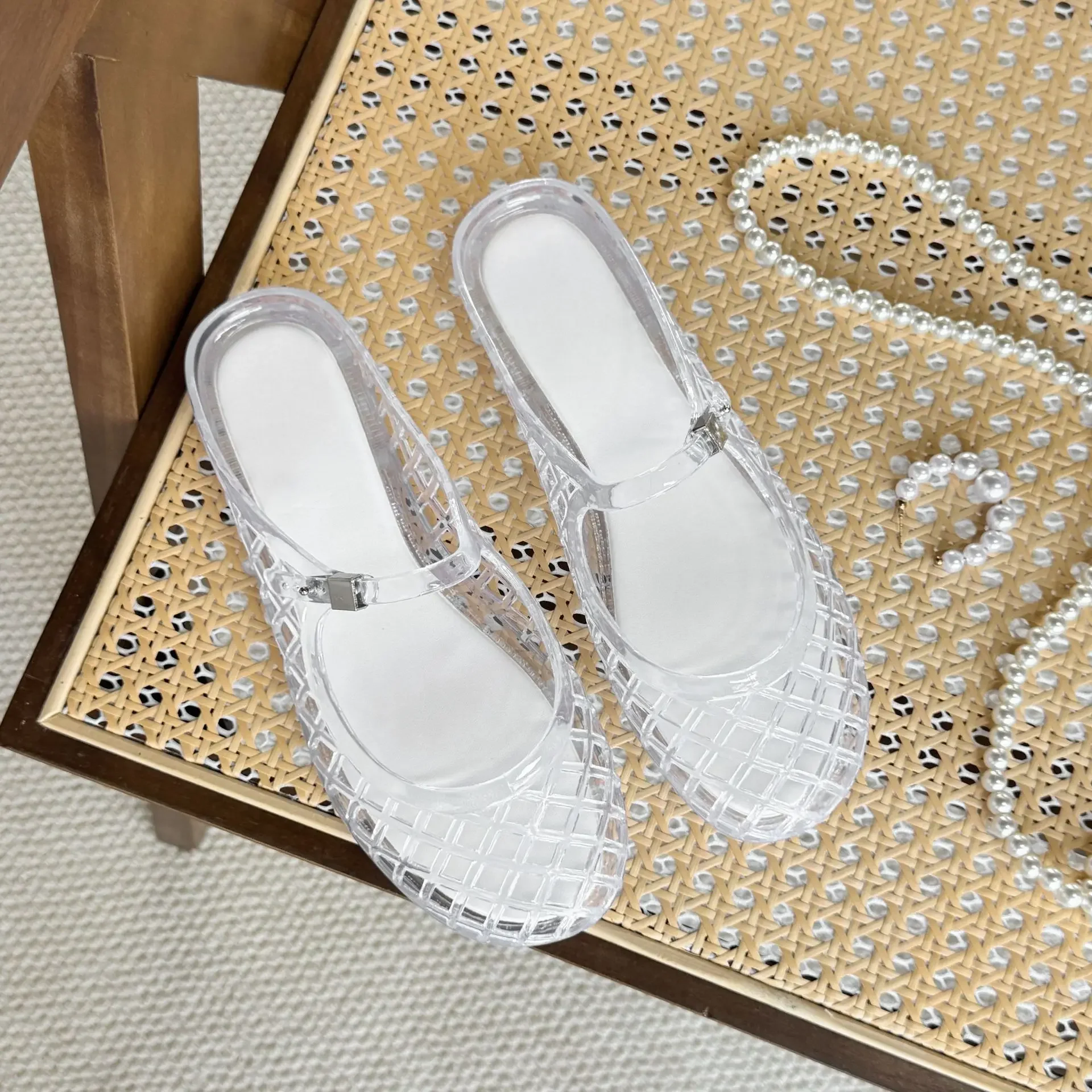 Hollow out jelly shoes with a single toe cap, half trailer, crystal shoes, one foot kick, perforated sandals