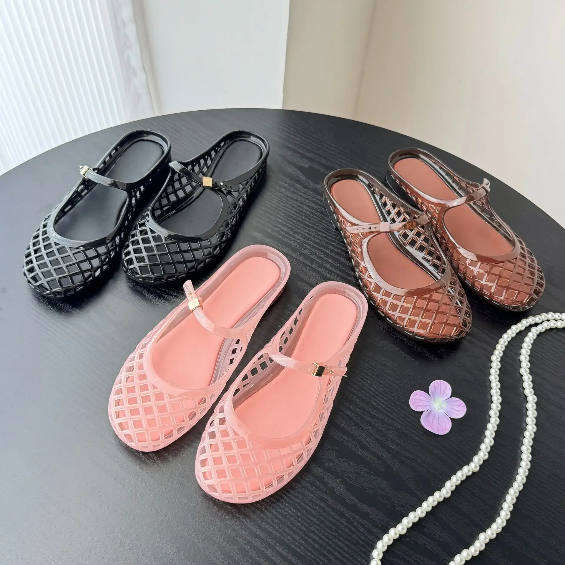 Hollow out jelly shoes with a single toe cap, half trailer, crystal shoes, one foot kick, perforated sandals