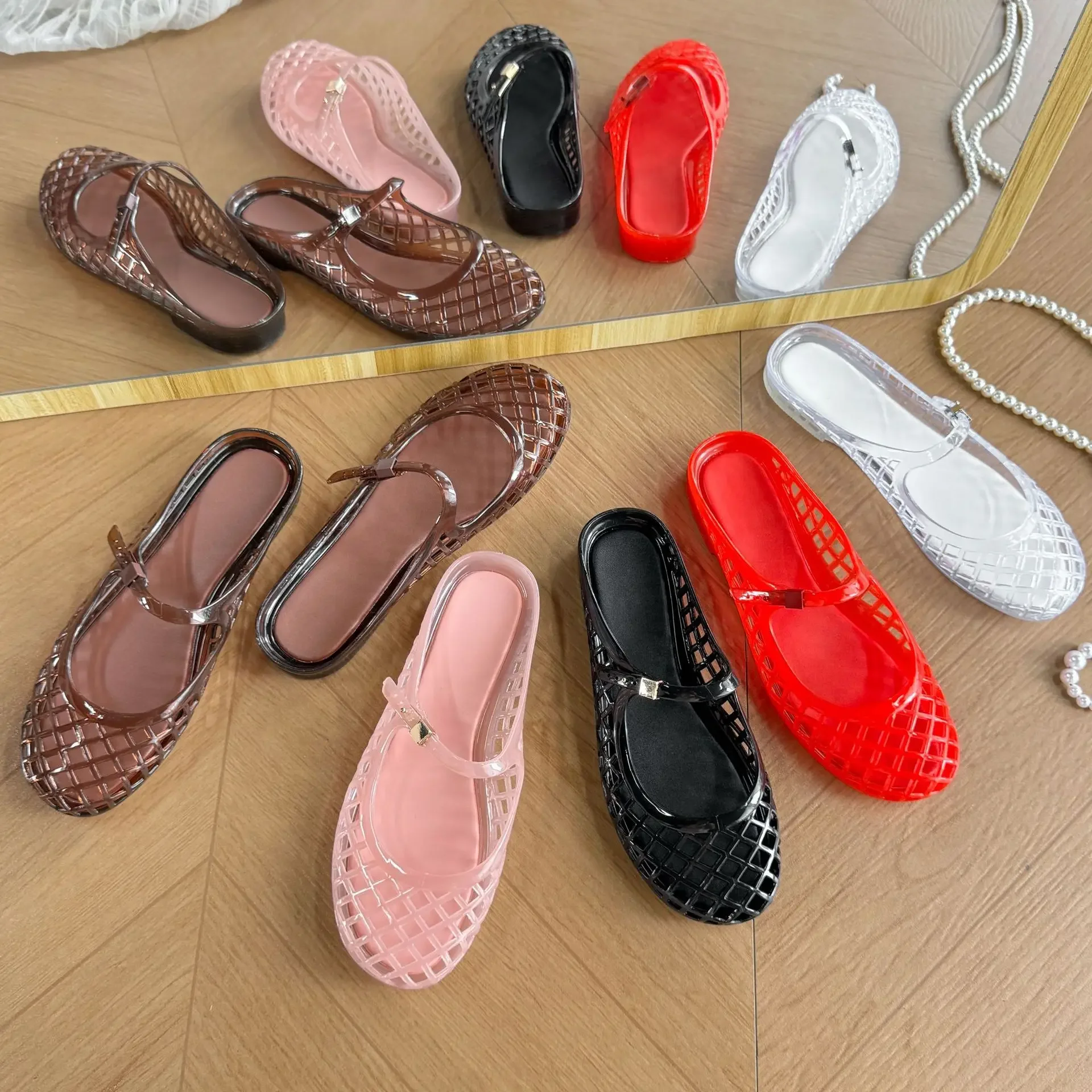 Hollow out jelly shoes with a single toe cap, half trailer, crystal shoes, one foot kick, perforated sandals