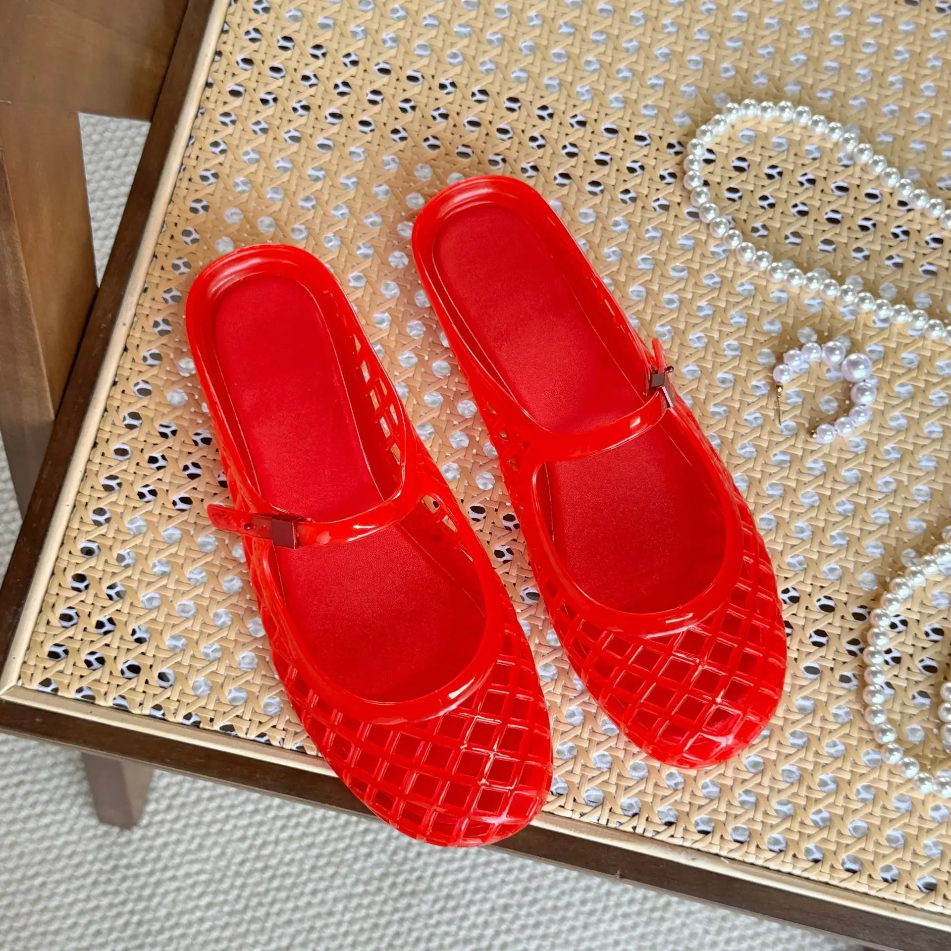 Hollow out jelly shoes with a single toe cap, half trailer, crystal shoes, one foot kick, perforated sandals