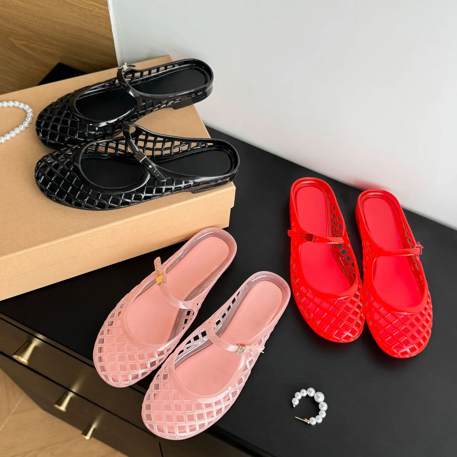 Hollow out jelly shoes with a single toe cap, half trailer, crystal shoes, one foot kick, perforated sandals
