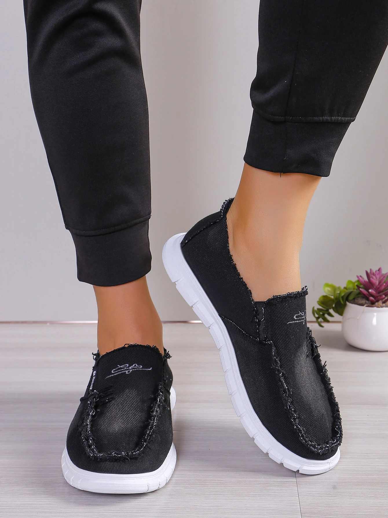 Women's Slip-On Canvas Shoes, Daisy Embroidered Casual Loafers, Comfortable Lightweight Walking Shoes for Daily Wear