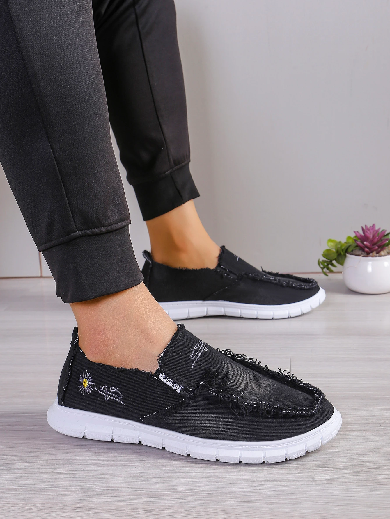 Women's Slip-On Canvas Shoes, Daisy Embroidered Casual Loafers, Comfortable Lightweight Walking Shoes for Daily Wear